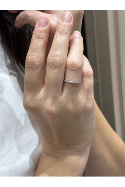 PIRLANTA BAGET TEKTAŞ KENARLARI TAŞLI YÜZÜK