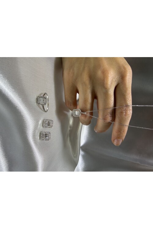 PIRLANTA BAGET ve YUVARLAK TAŞ KÜPE