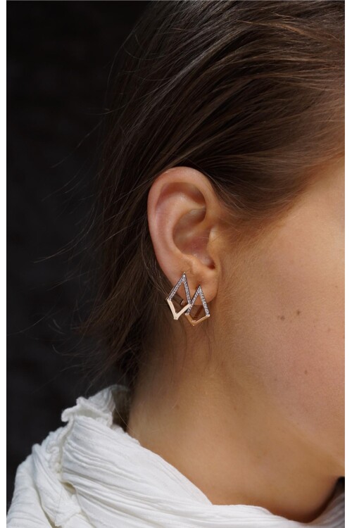 J ÜÇGEN TAŞLI KÜPE