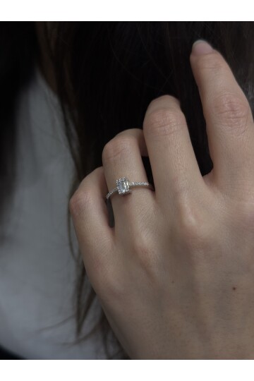 PIRLANTA BAGET KENARLARI TAŞLI YÜZÜK